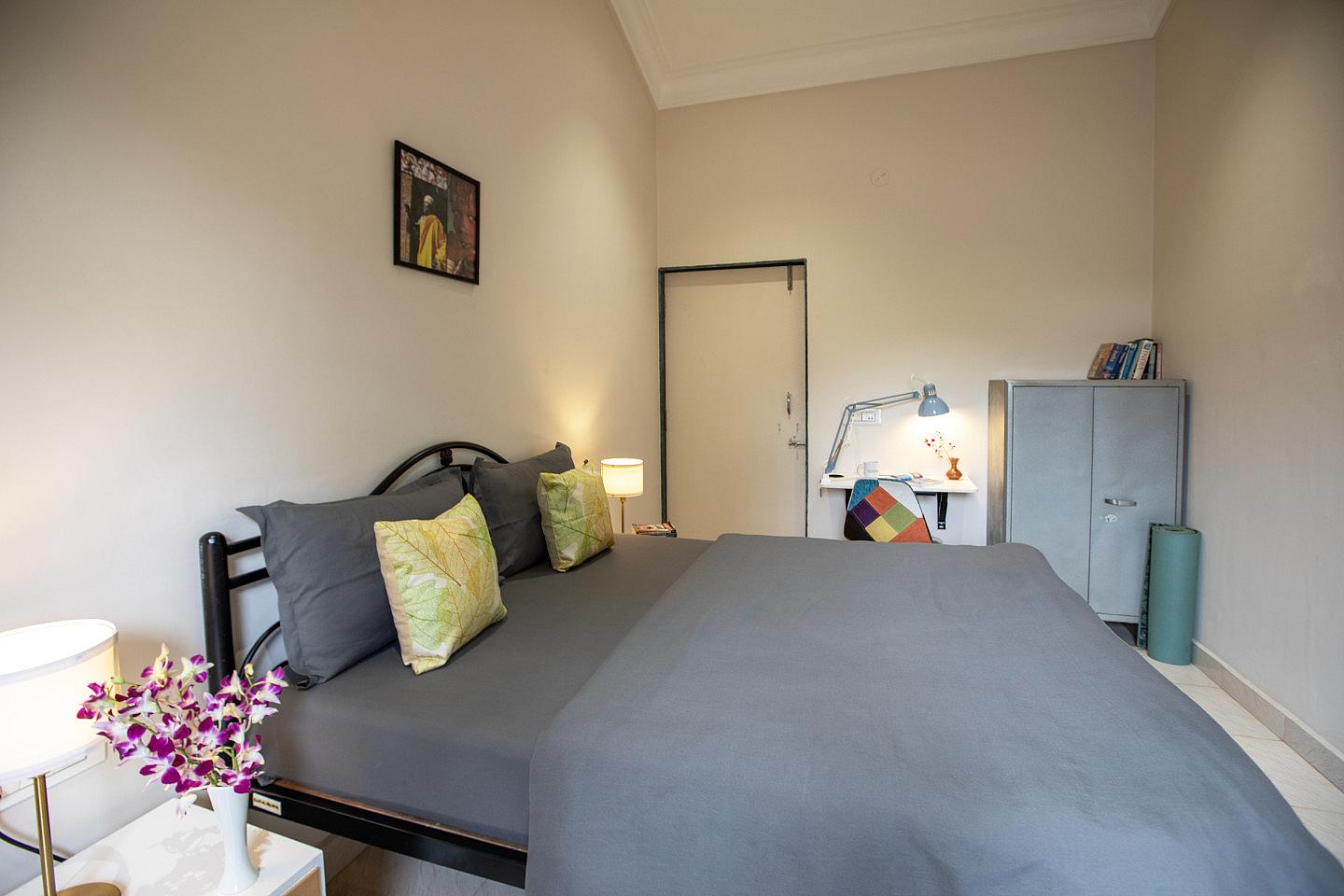  Queen Size Room  -  Stunning Vibrant House w/ Workspaces + Garden Residence  - Gallery -  4