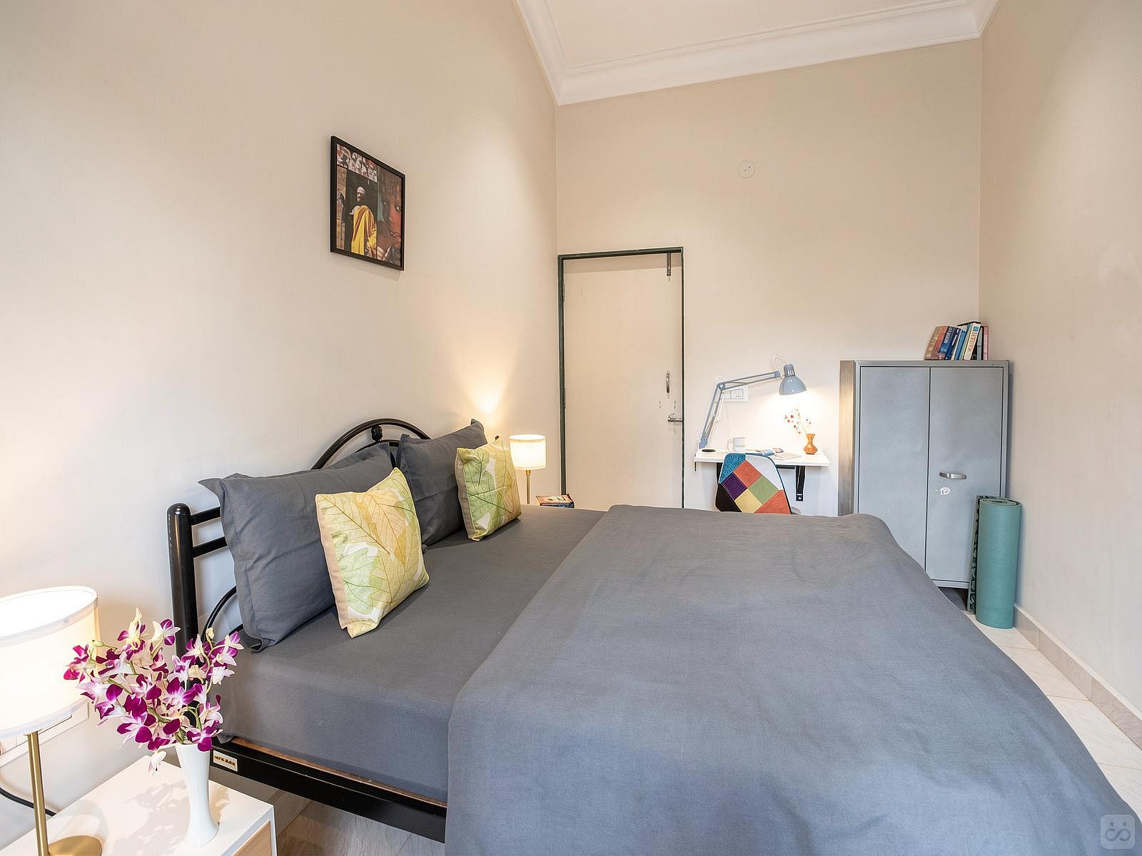  Queen Size Room  -  Stunning Vibrant House w/ Workspaces + Garden Residence  - Gallery -  31