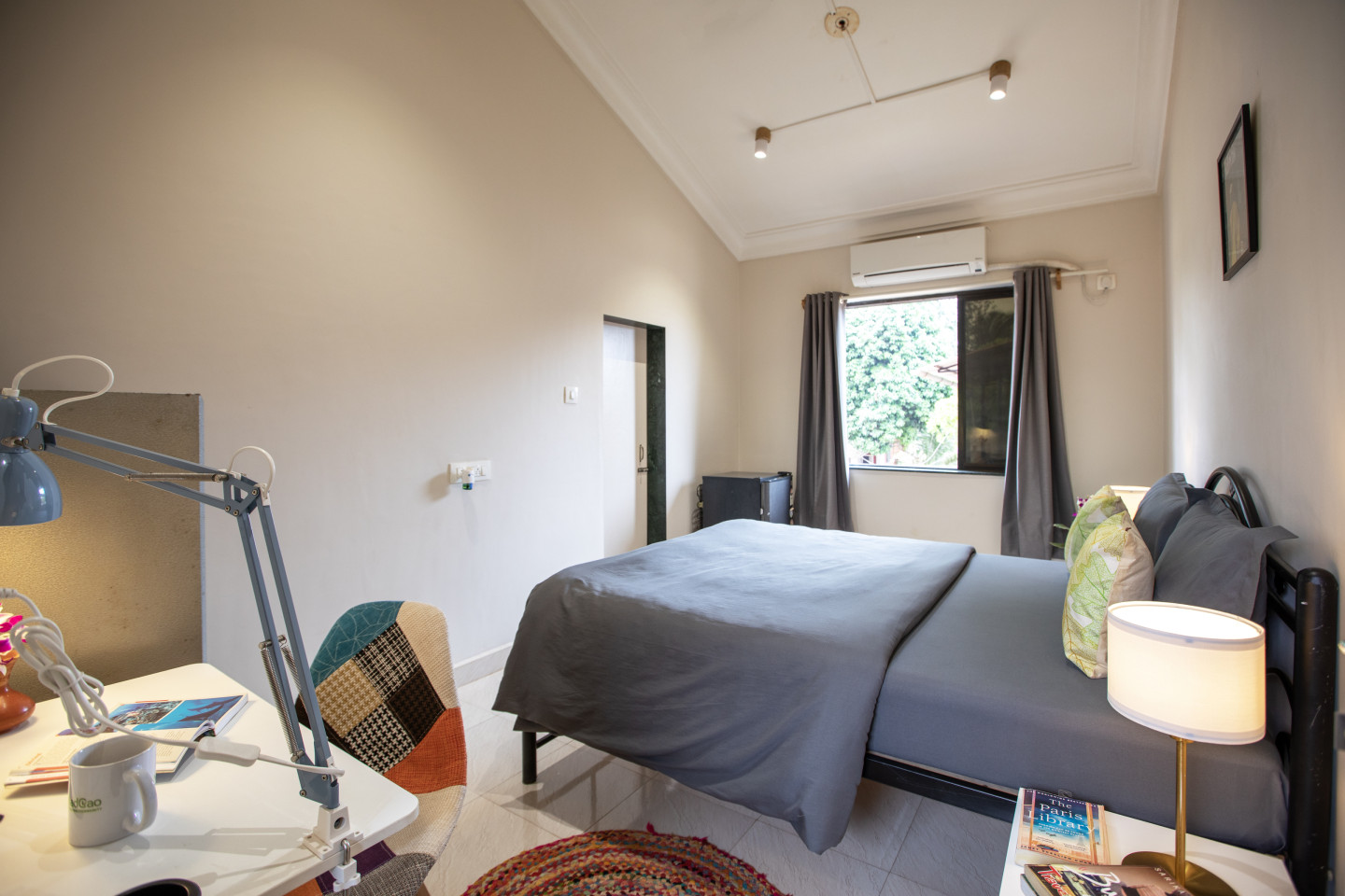  Queen Size Room  -  Stunning Vibrant House w/ Workspaces + Garden Residence  - Gallery -  12