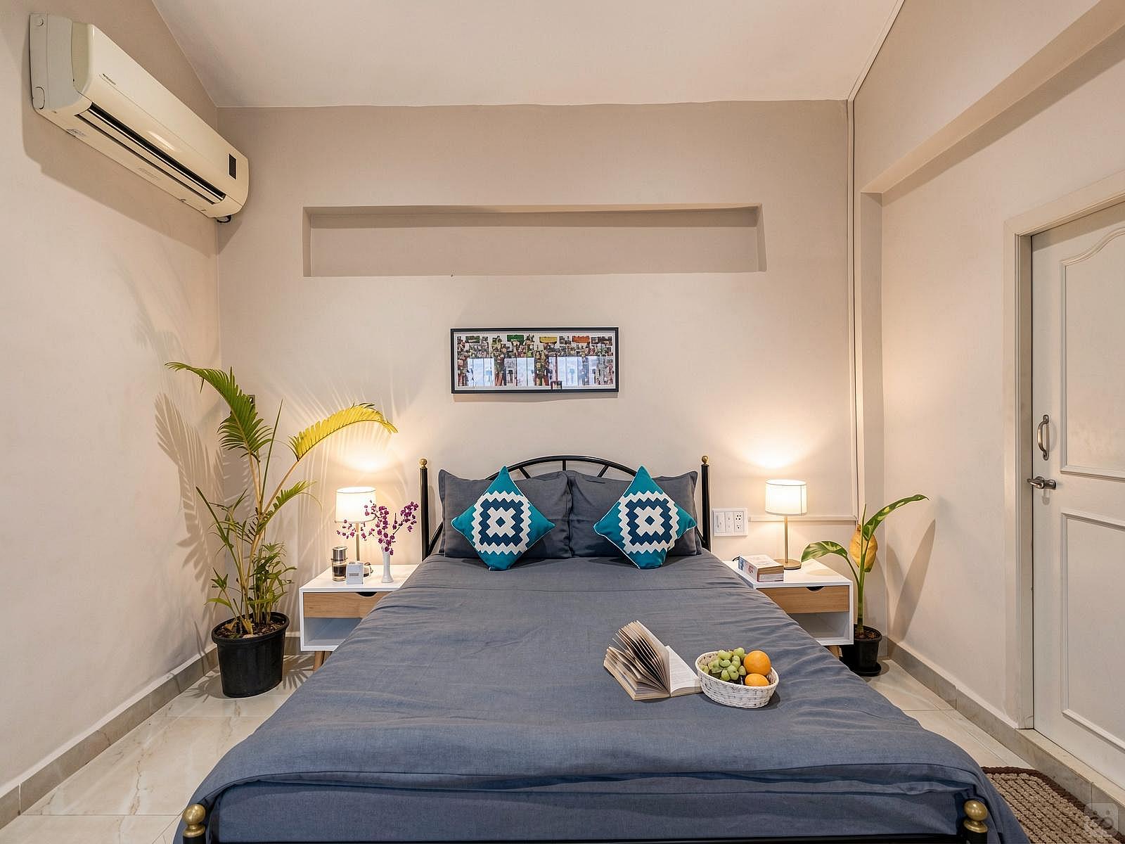  Deluxe Queen Bed With Patio  -  Stunning Vibrant House w/ Workspaces + Garden Residence  - Gallery -  2
