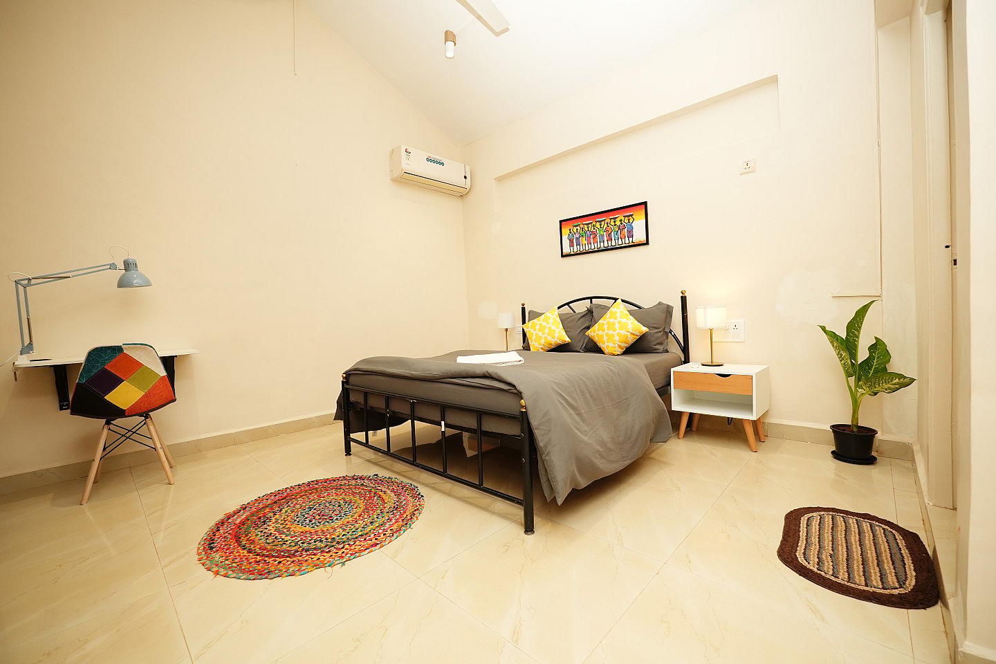  Deluxe Queen Bed With Patio  -  Stunning Vibrant House w/ Workspaces + Garden Residence  - Gallery -  22