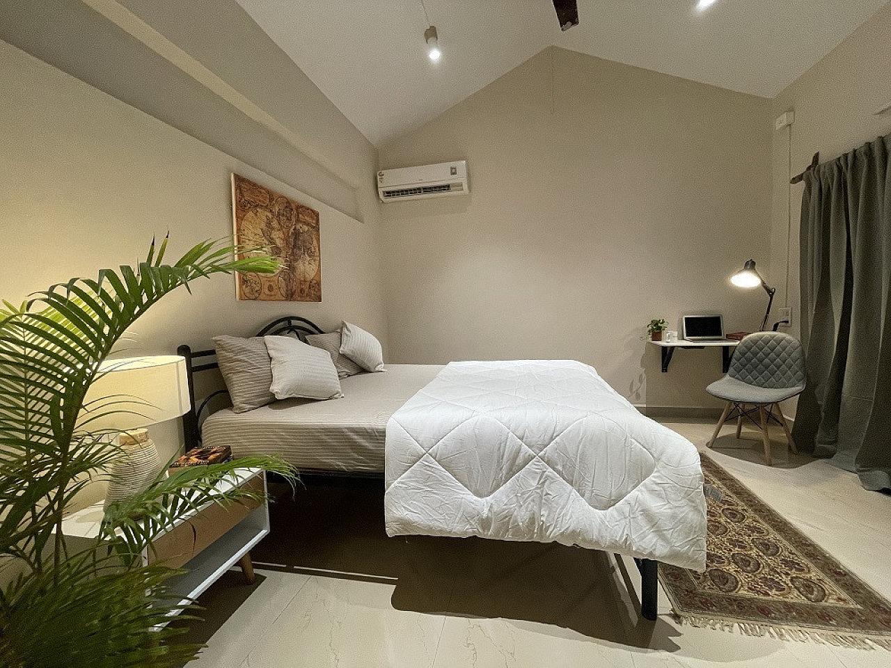  Deluxe Queen Bed With Patio  -  Stunning Vibrant House w/ Workspaces + Garden Residence  - Gallery -  19