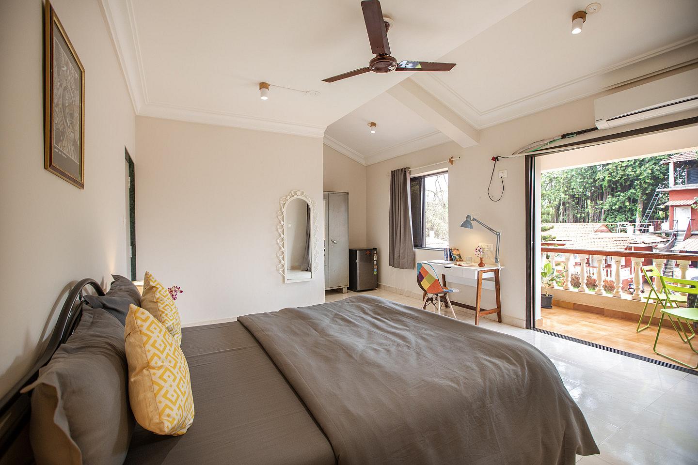  Deluxe Queen Bed With Balcony  -  Stunning Vibrant House w/ Workspaces + Garden Residence  - Gallery -  1