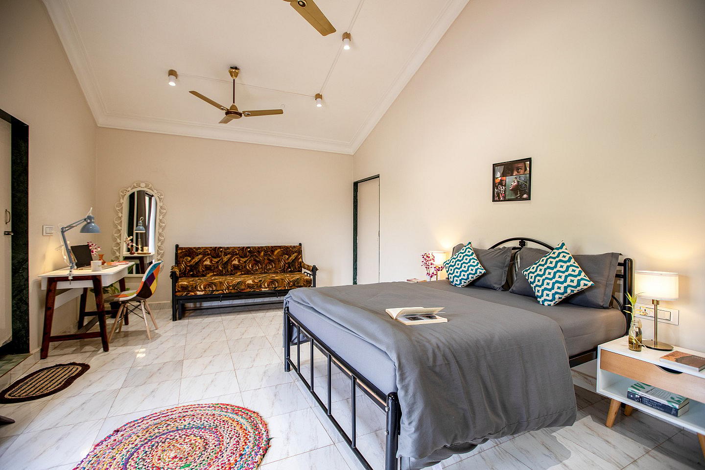  Deluxe Queen Bed With Balcony  -  Stunning Vibrant House w/ Workspaces + Garden Residence  - Gallery -  16