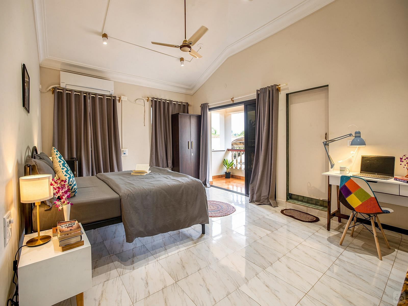  Deluxe Queen Bed With Balcony  -  Stunning Vibrant House w/ Workspaces + Garden Residence  - Gallery -  9