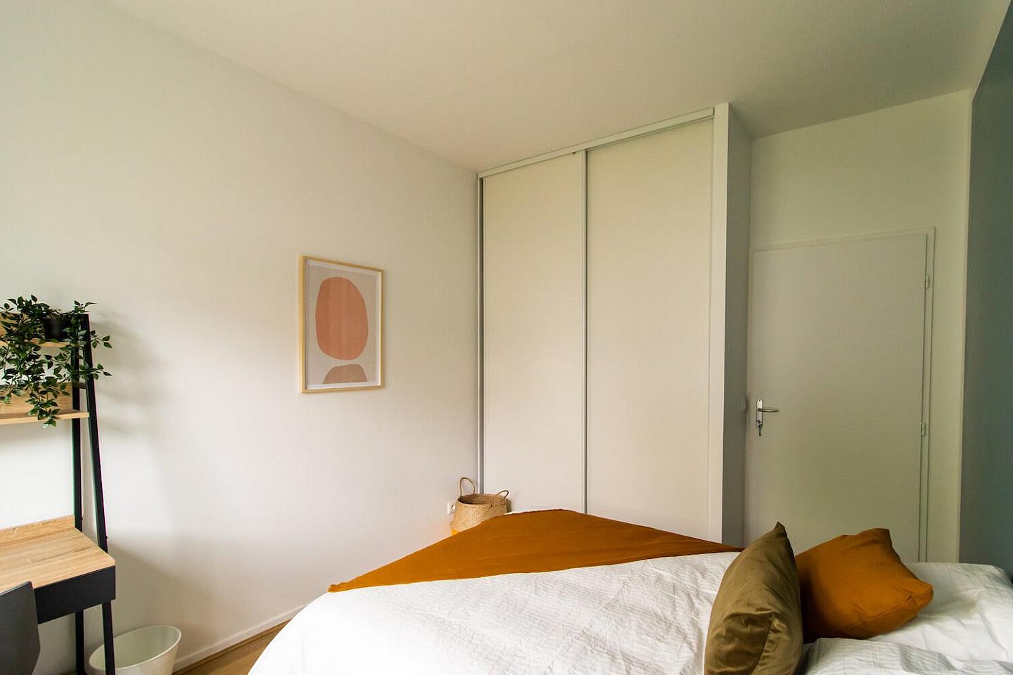Nicely Decorated 11m² Bedroom - 8