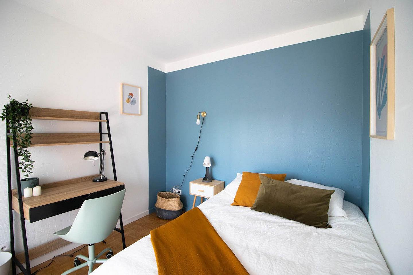 Spacious 15m² Bedroom To Rent - 13