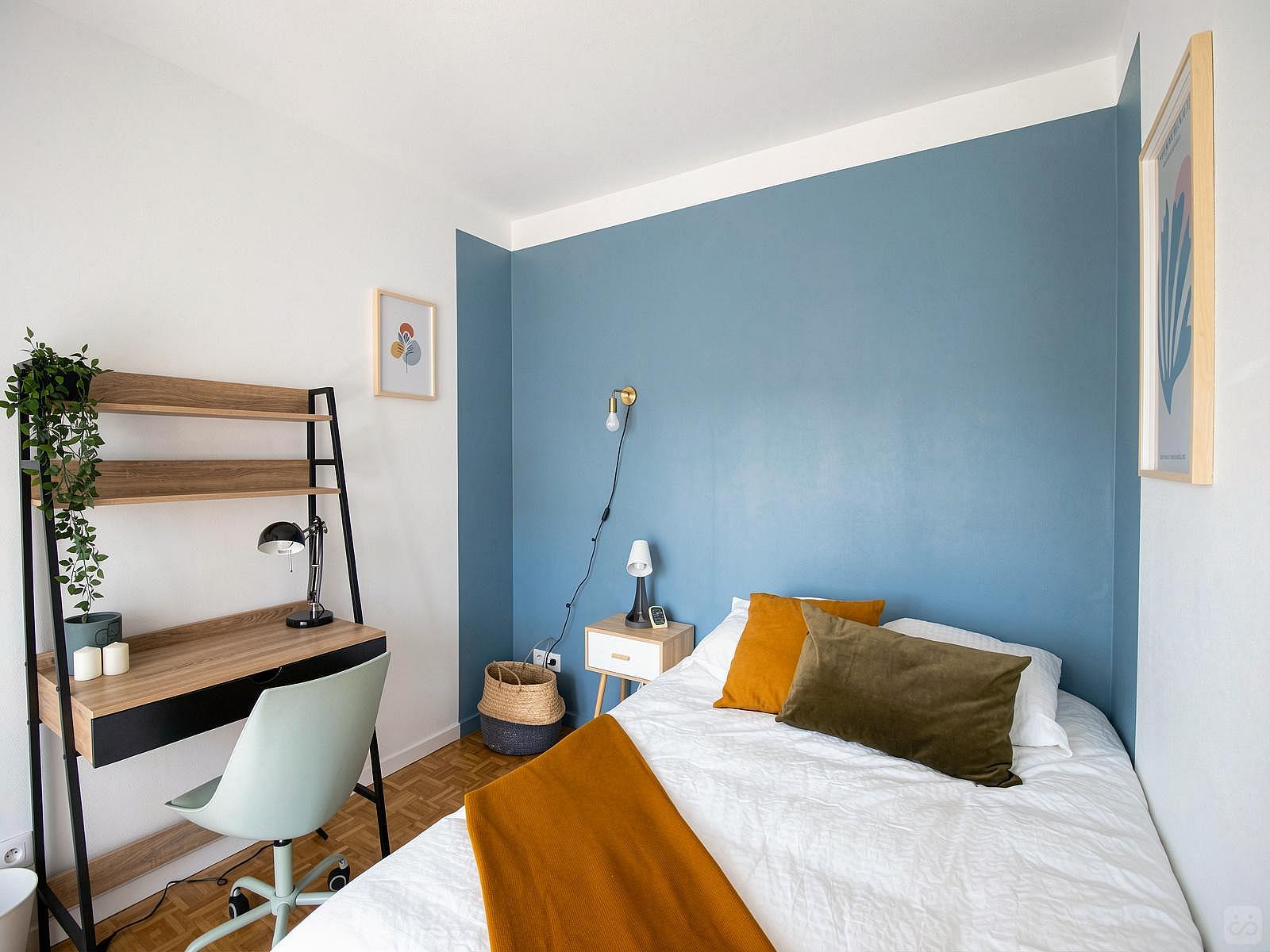 Spacious 15m² Bedroom To Rent - 16
