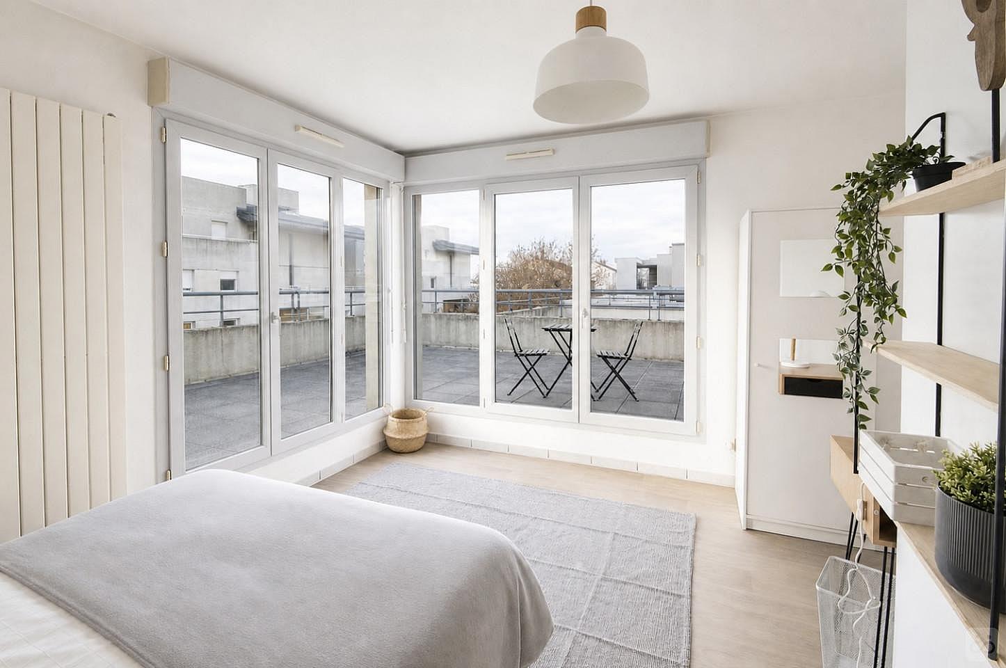 Spacious And Bright Room - LY016 - 1