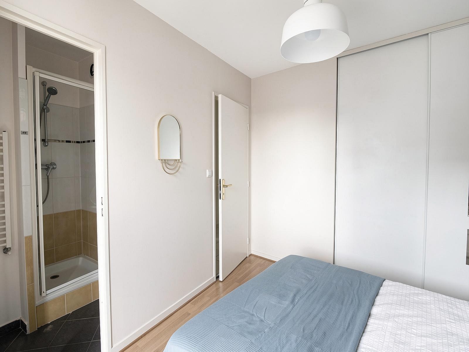  Large Room With Balcony Access - LY018  -  Bright 6 bedroom apartment in the city center of Lyon  - Gallery -  28