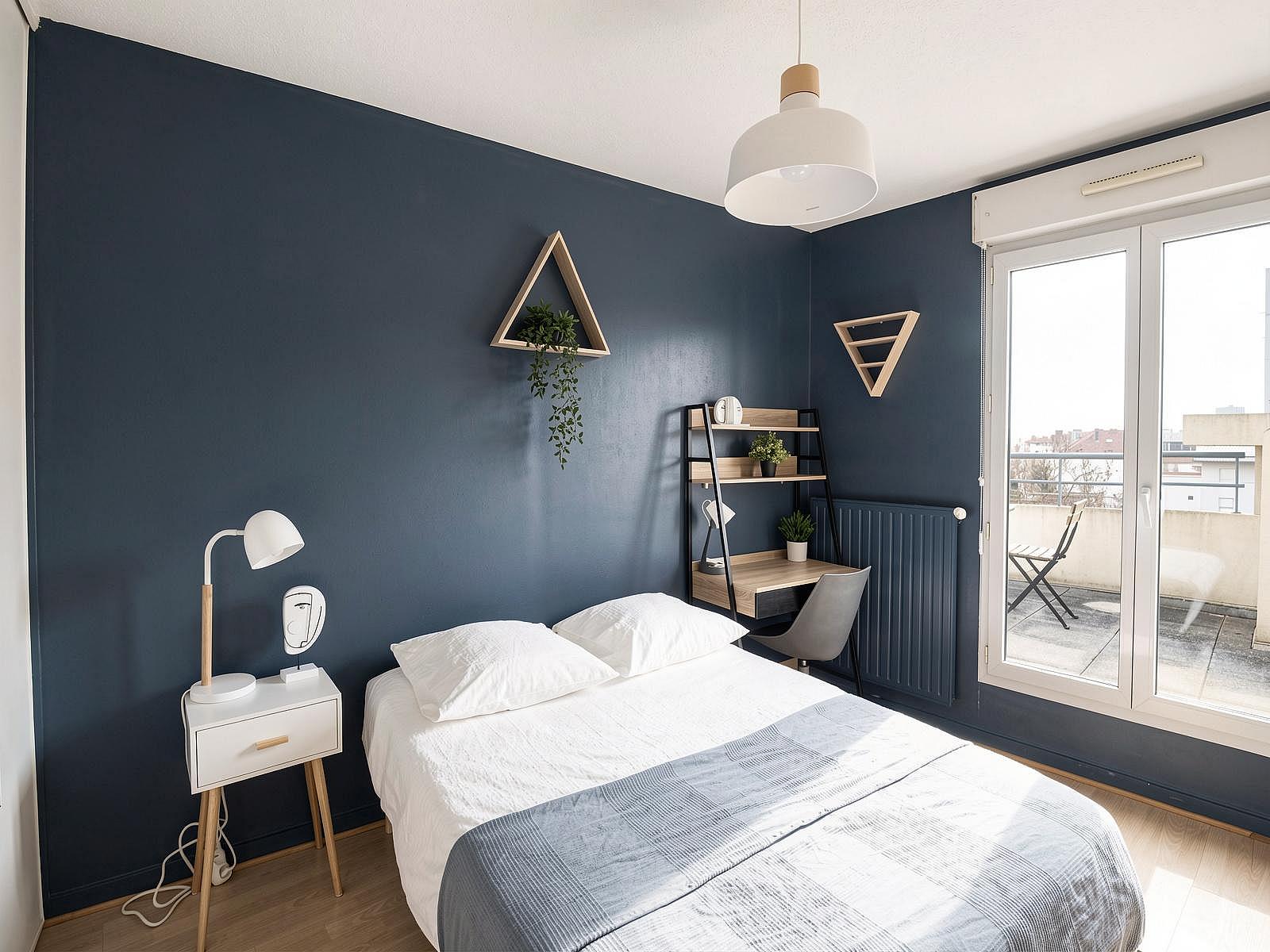  Large Room With Balcony Access - LY018  -  Bright 6 bedroom apartment in the city center of Lyon  - Gallery -  25