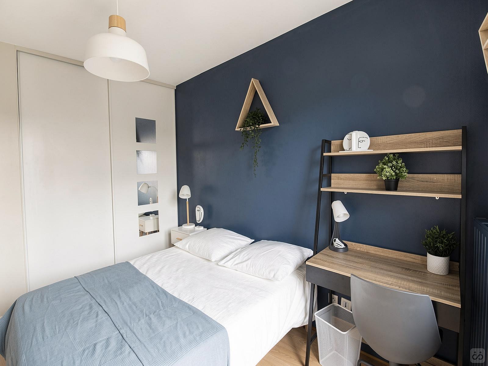 Large Room With Balcony Access - LY018  -  Bright 6 bedroom apartment in the city center of Lyon  - Gallery -  27