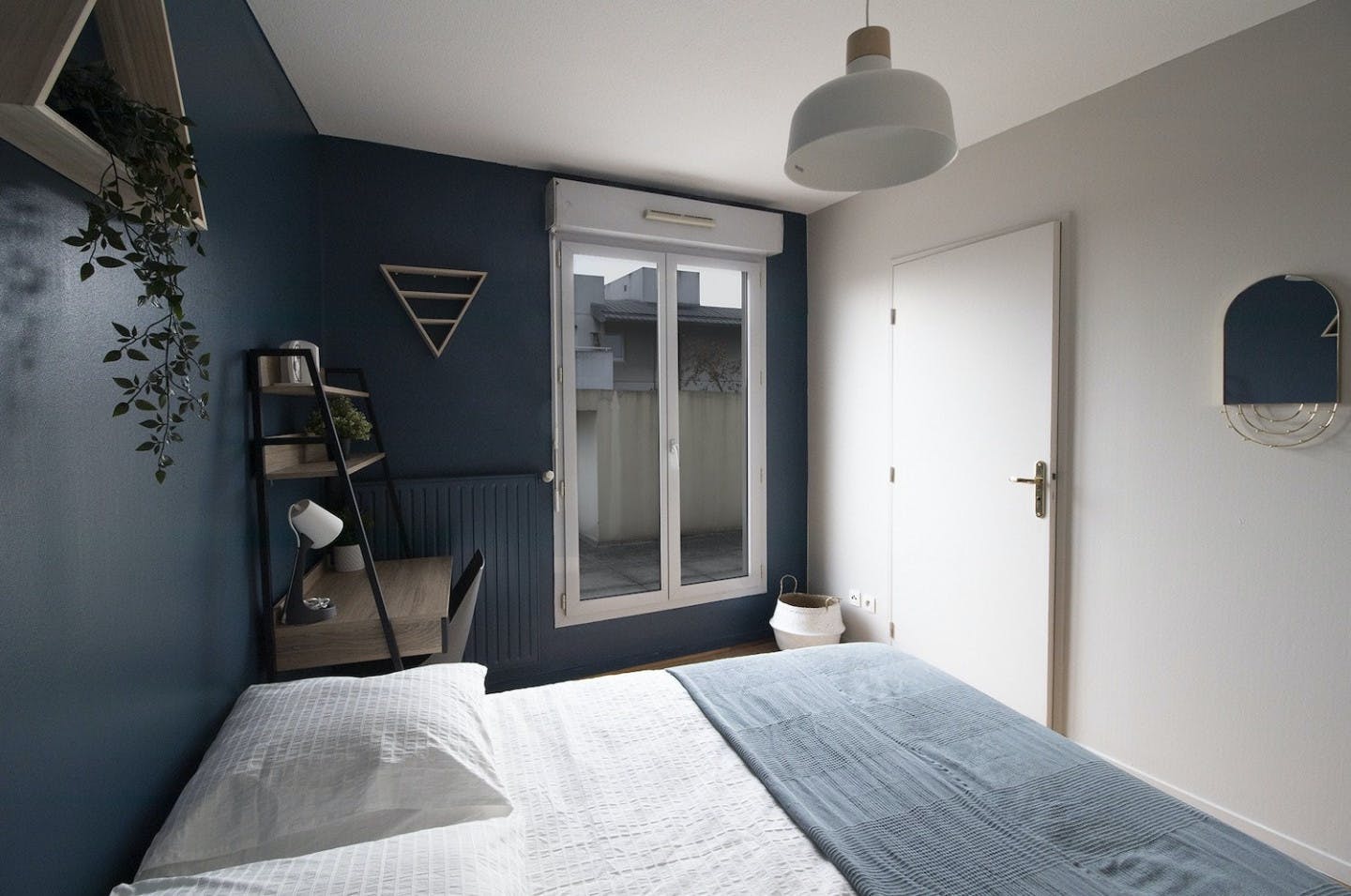  Large Room With Balcony Access - LY018  -  Bright 6 bedroom apartment in the city center of Lyon  - Gallery -  2