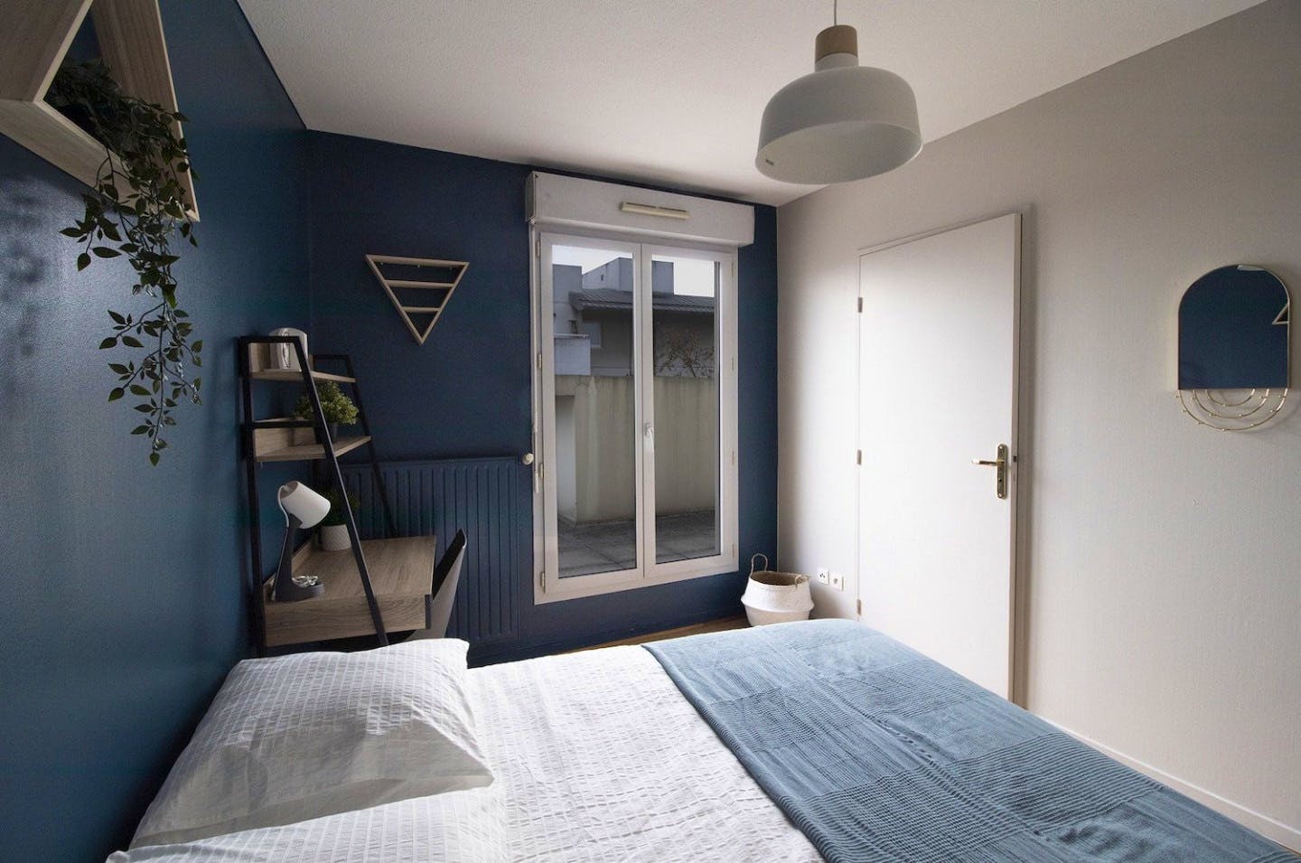 Large Room With Balcony Access - LY018  -  Bright 6 bedroom apartment in the city center of Lyon  - Gallery -  6