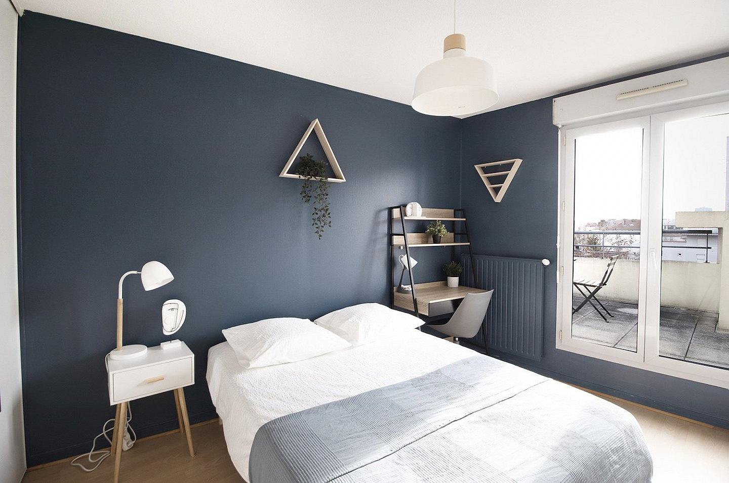  Large Room With Balcony Access - LY018  -  Bright 6 bedroom apartment in the city center of Lyon  - Gallery -  13