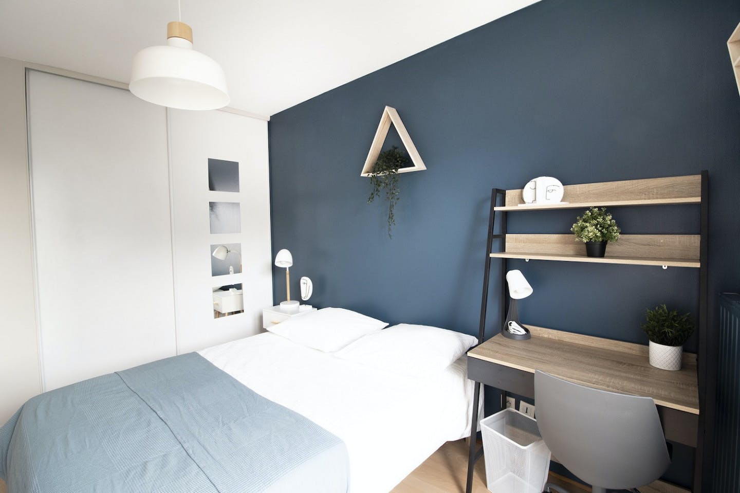  Large Room With Balcony Access - LY018  -  Bright 6 bedroom apartment in the city center of Lyon  - Gallery -  3