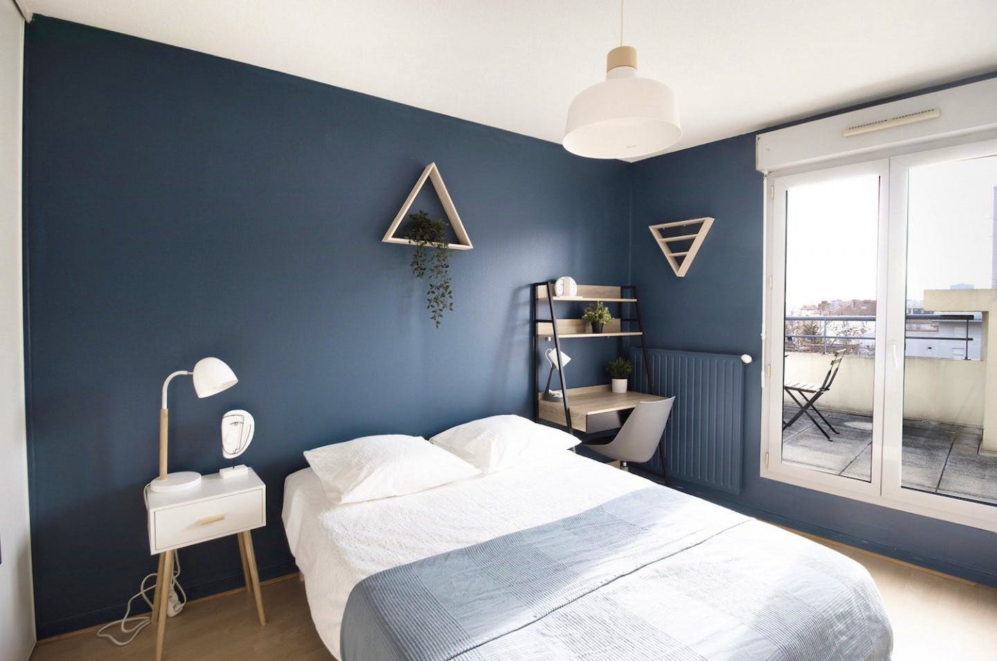  Large Room With Balcony Access - LY018  -  Bright 6 bedroom apartment in the city center of Lyon  - Gallery -  5