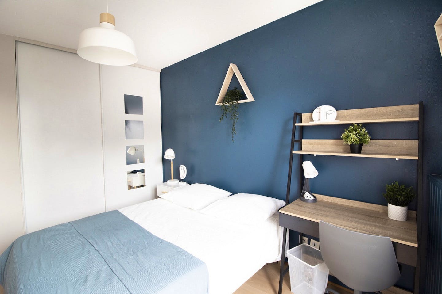  Large Room With Balcony Access - LY018  -  Bright 6 bedroom apartment in the city center of Lyon  - Gallery -  7