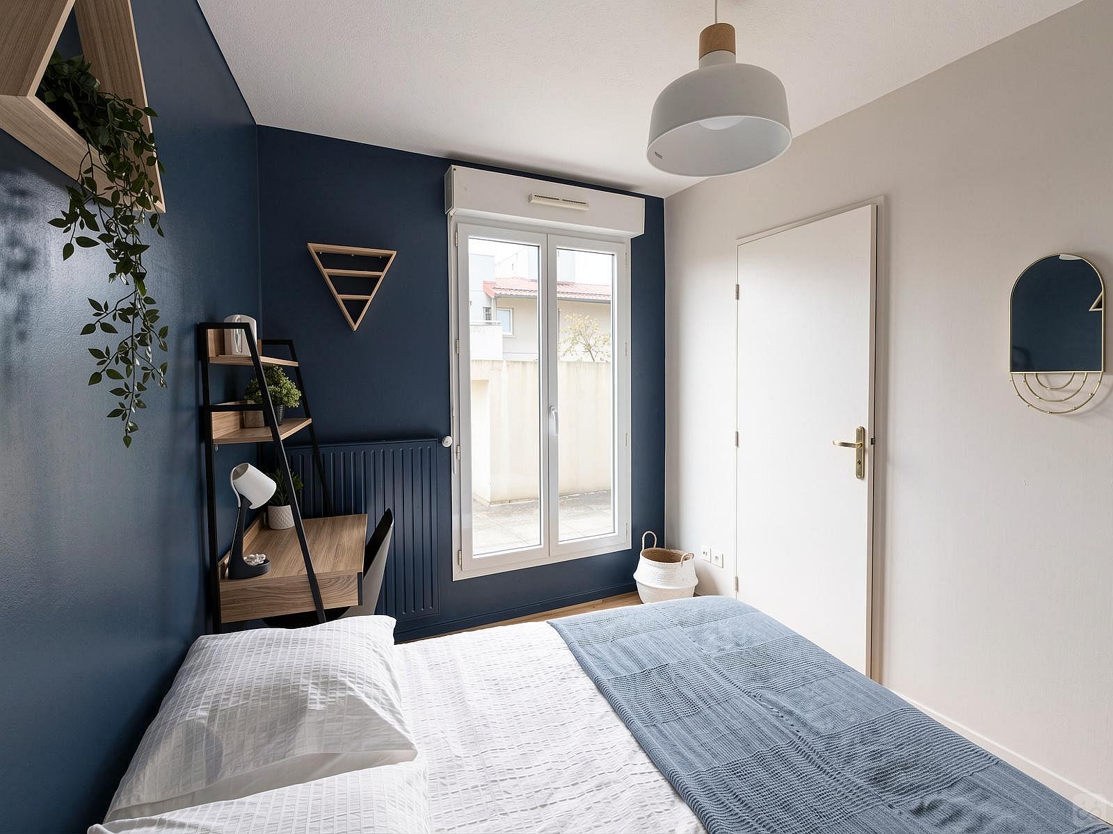  Large Room With Balcony Access - LY018  -  Bright 6 bedroom apartment in the city center of Lyon  - Gallery -  26