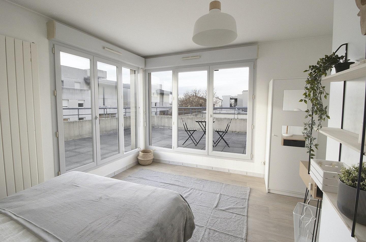  Spacious And Bright Room - LY016  -  Bright 6 bedroom apartment in the city center of Lyon  - Gallery -  15