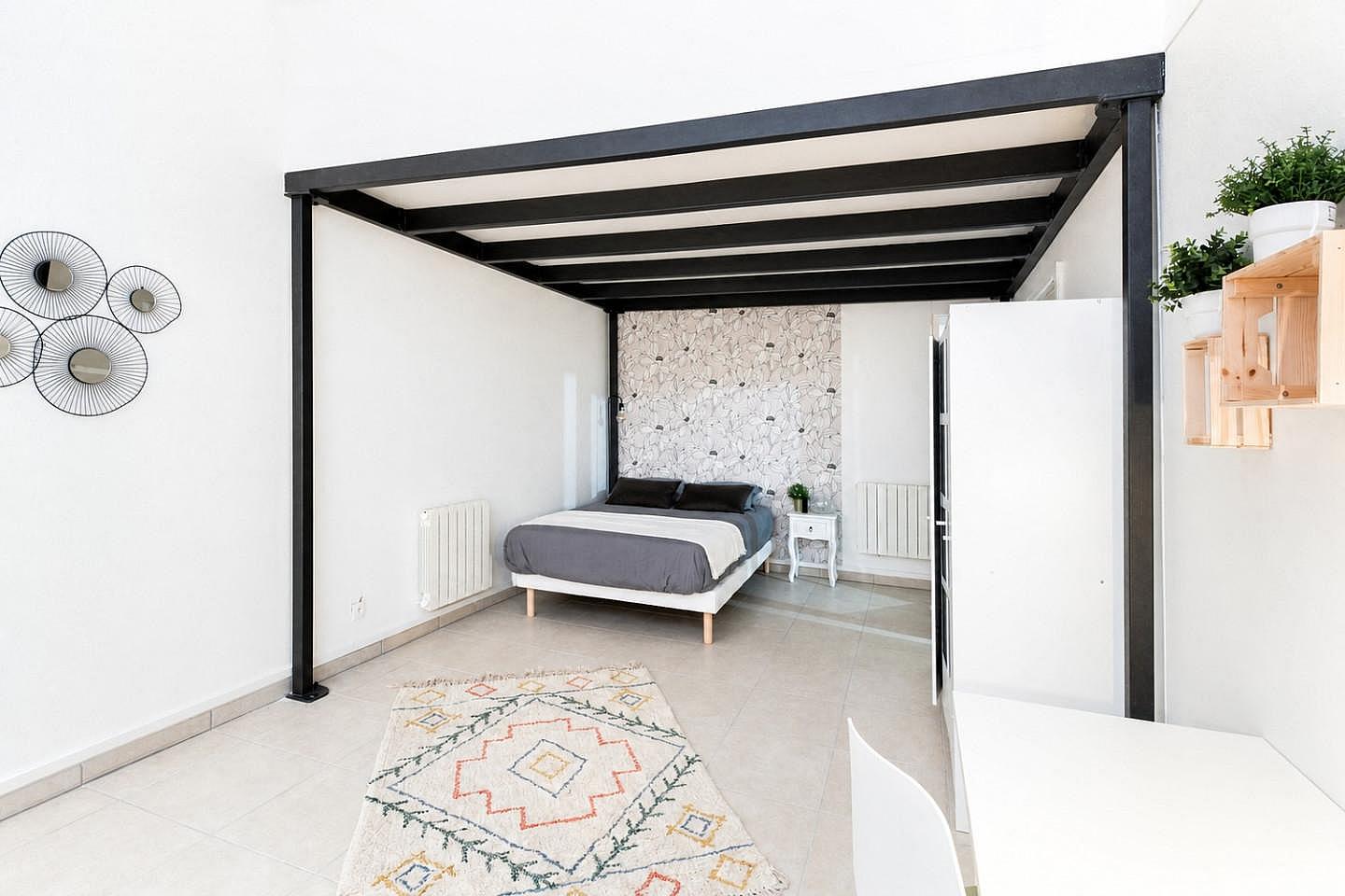 Large And Bright Bedroom - 21m² - LY01 - 2