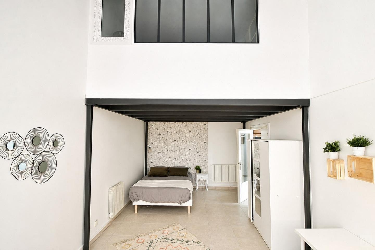 Large And Bright Bedroom - 21m² - LY01 - 1
