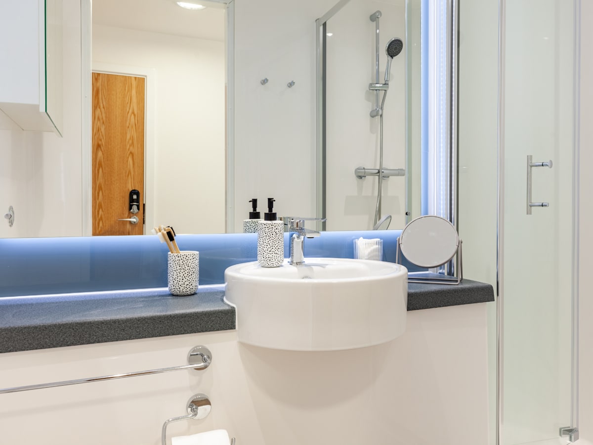  Silver En Suite  -  Ty Nant  - Gallery -  2