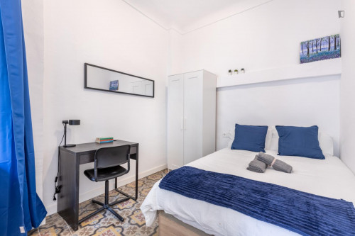 Elegant double bedroom next to Corral del Carbón