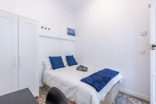 Elegant double bedroom next to Corral del Carbón