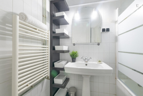 Double bedroom, with balcony, in 8-bedroom apartment