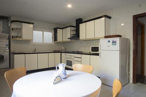 Practical single bedroom close to the Liceu metro station