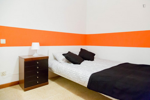 Double bedroom in a 6-bedroom apartment close to Universitat metro station