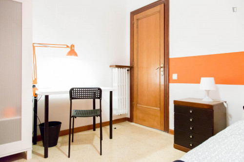 Double bedroom in a 6-bedroom apartment close to Universitat metro station