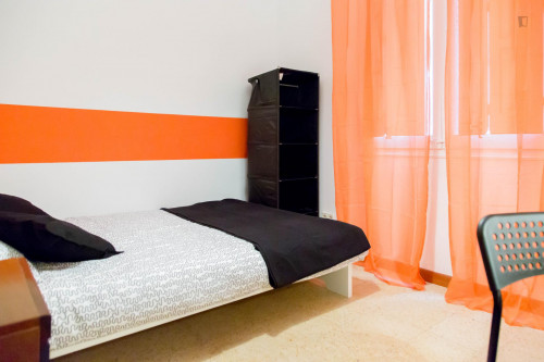 Double bedroom in a 6-bedroom apartment close to Universitat metro station