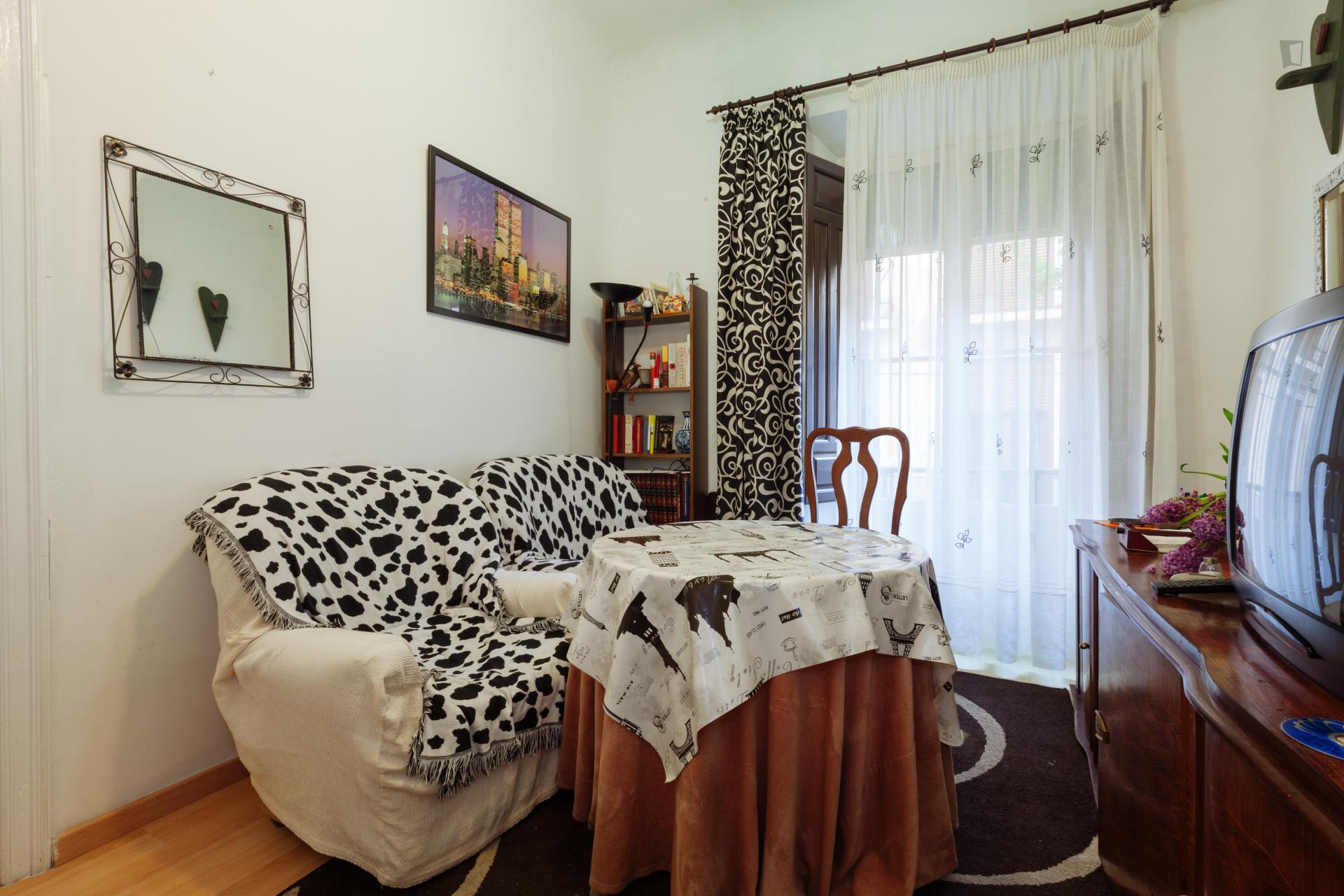 Comfy single bedroom near the Plaza de Gironés