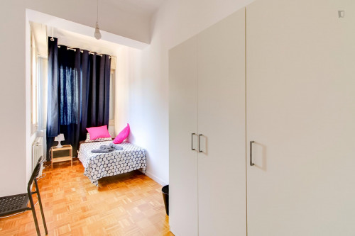 Beautiful single bedroom in a 10-bedroom flat, near Hospital Clínic metro