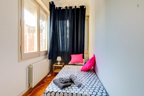 Beautiful single bedroom in a 10-bedroom flat, near Hospital Clínic metro