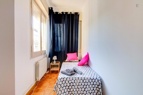 Beautiful single bedroom in a 10-bedroom flat, near Hospital Clínic metro