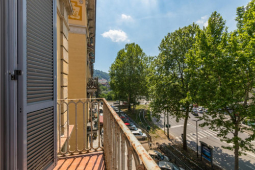 Spacious 2-bedroom apartment with balcony close to Campus Luigi Einaudi 
