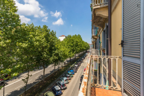 Spacious 2-bedroom apartment with balcony close to Campus Luigi Einaudi 