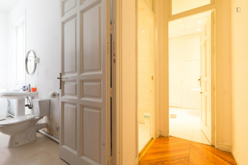 Charming double bedroom in central Madrid, near Palacio Real de Madrid - Gallery - 9