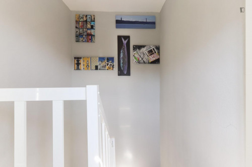 Sunny 1-bedroom apartment not far from Palácio Nacional da Ajuda