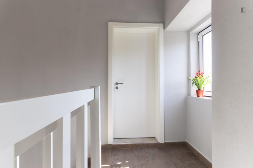 Sunny 1-bedroom apartment not far from Palácio Nacional da Ajuda