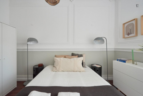 Pleasant double bedroom next to Parque Eduardo VII