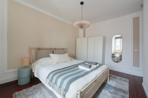 Cushy double bedroom close to Marquês de Pombal metro station  - Gallery -  5
