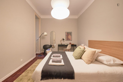 Comfy double bedroom close to Estufa Fria