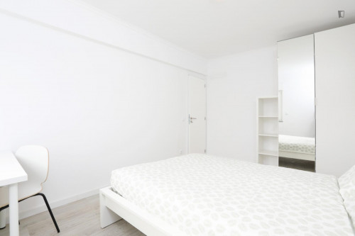 Bright double bedroom in a 4-bedroom apartment close to Carnide metro station