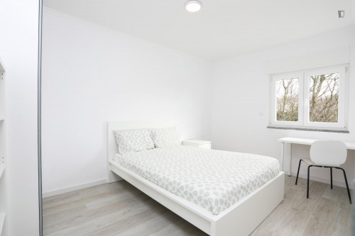 Bright double bedroom in a 4-bedroom apartment close to Carnide metro station
