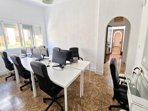 Comfortable Vibrant House w/ Workspaces + Terrace