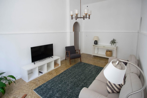 Comfortable Vibrant House w/ Workspaces + Terrace